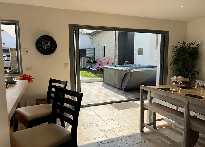 Le Clos Des Figuiers Pool And Jacuzzi * La Flotte